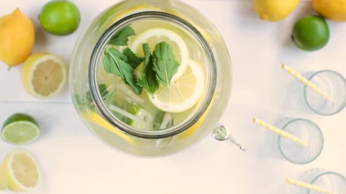柠檬水，一种健康的薄荷和柠檬清凉饮料，顶视图