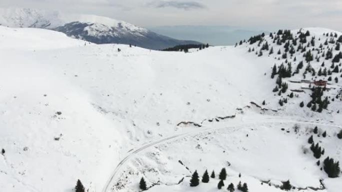 马其顿滑雪胜地Popova Shapka村越野行驶的雪猫，ratrack的惊人鸟瞰图