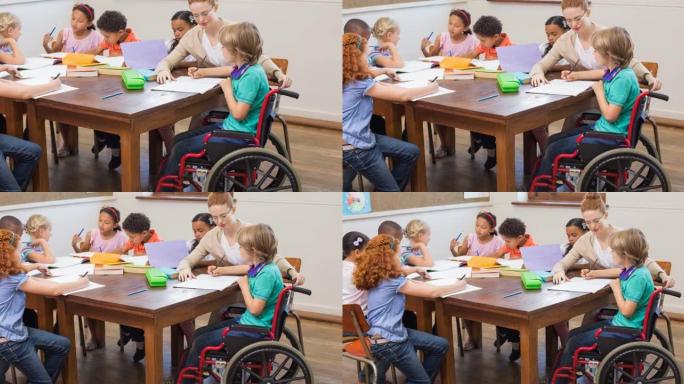 高加索女教师在学校课堂上教残疾女孩