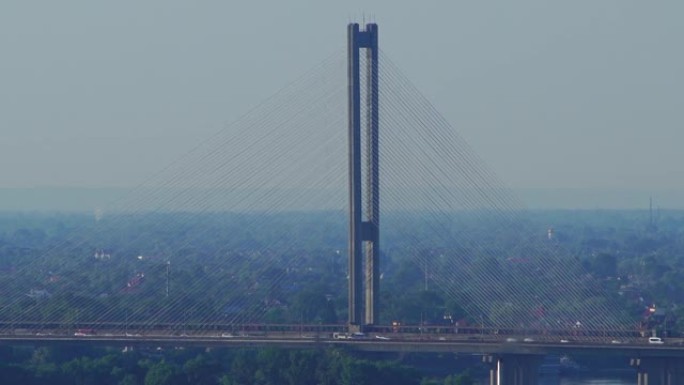 第聂伯河上的南桥。基辅第聂伯焦距南桥的夏季视图。400毫米福卡尔·伦赫特