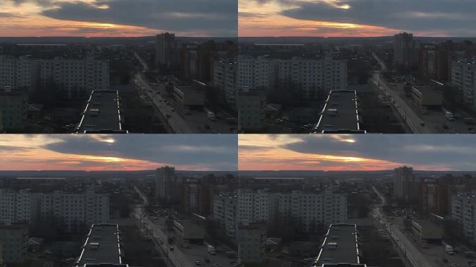 日落在城市上空多云的天空中。在iPhone上拍摄