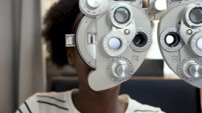 亚洲眼科医生检查非洲少女的视力。