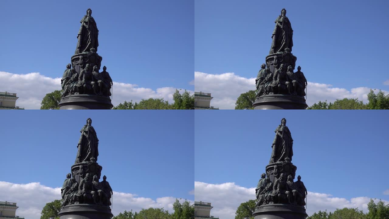 凯瑟琳花园中的叶卡捷琳娜二世纪念碑。俄罗斯，圣彼得堡2021年6月