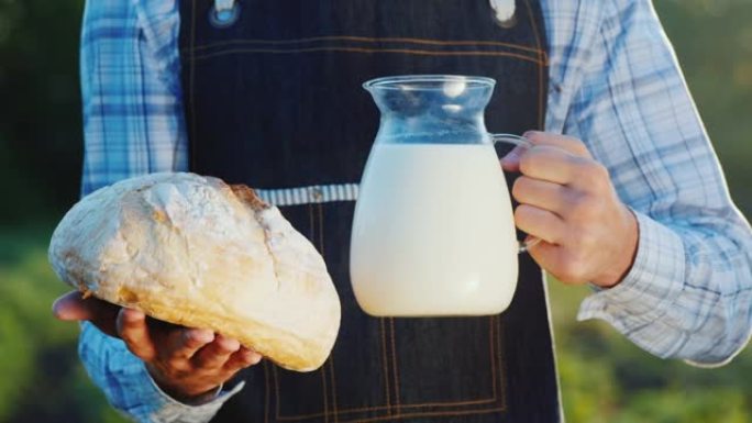 一个人拿着一壶牛奶和一条面包