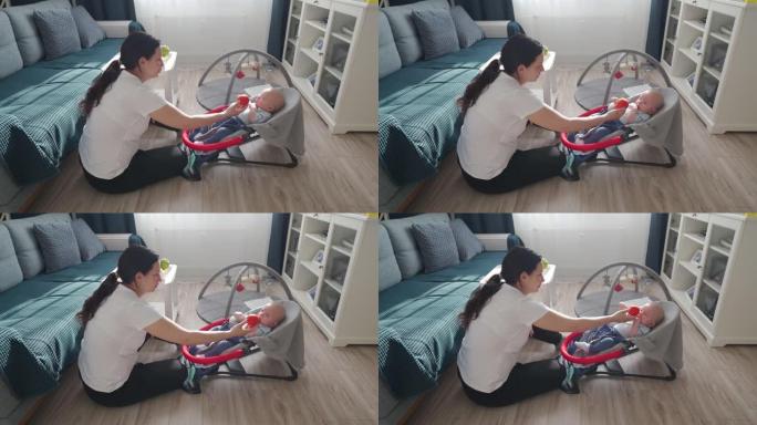 妈妈和她3个月大的男婴在客厅里玩耍，妈妈刺激宝宝的嗅觉，给宝宝介绍水果和蔬菜等不同的香气。