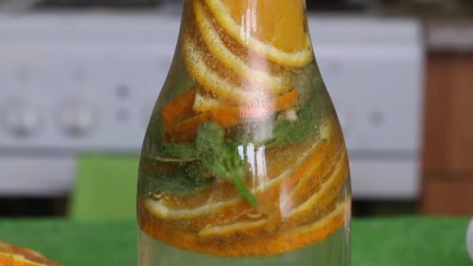 注入橙子和罗勒的瓶装水。排毒水配方 ..