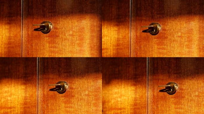 钥匙在钥匙孔里。钥匙在老式衣柜门上。漆木