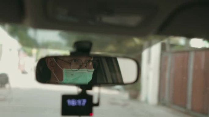 后视镜显示带防护面罩的驾驶员面部-库存视频