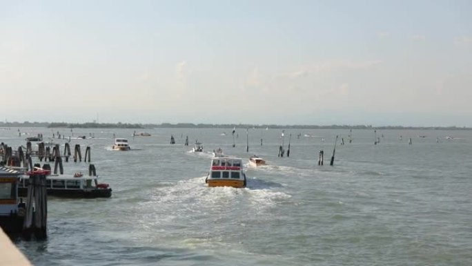 威尼斯的许多船。威尼斯的水上交通