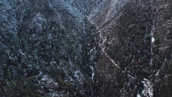 湖南邵阳洞口雪峰山夕阳日照金山雪景航拍