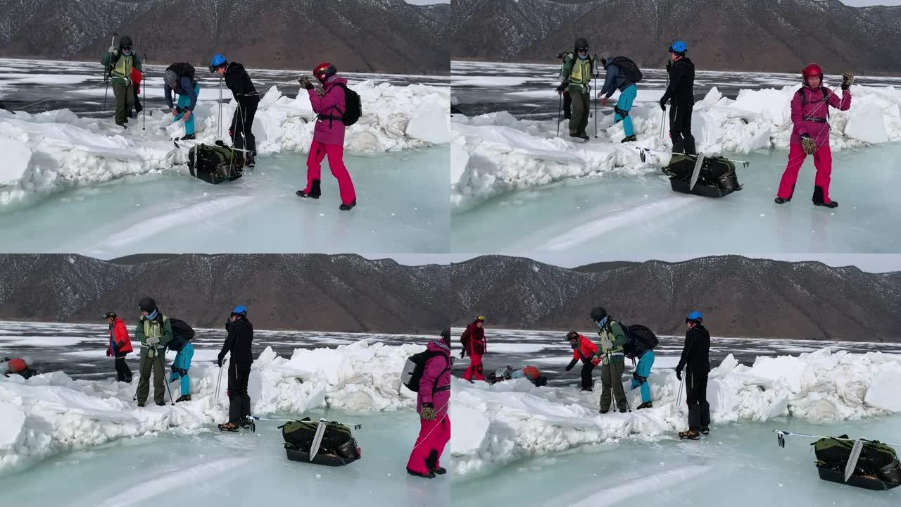 游客克服了在冰冻的贝加尔湖冰上滑冰的困难部分。