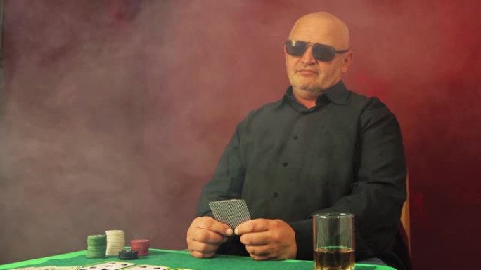 冒险的扑克玩家坐在绿色的桌子旁，思考着赌注。
