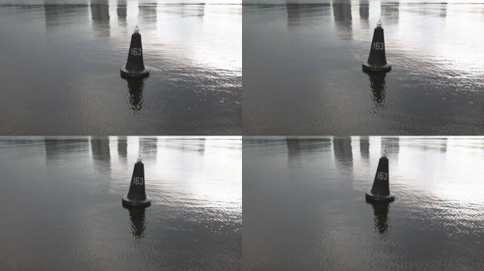 波浪中水运动中的浮标，灰色图片slog