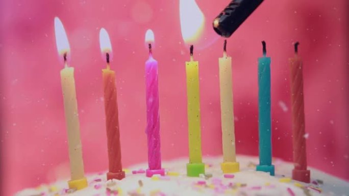 白色五彩纸屑掉落在彩色生日蛋糕上的动画蛋糕蜡烛在蛋糕上点燃