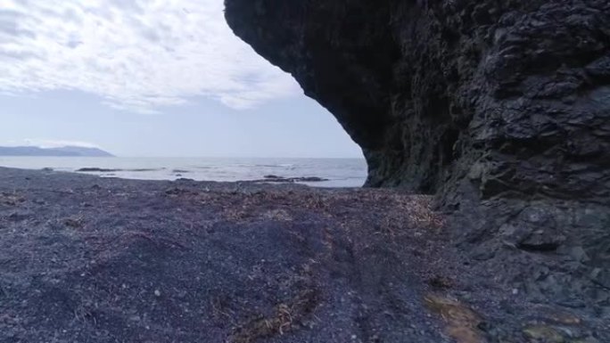 空中水母海滩和大岩石。萨哈林岛