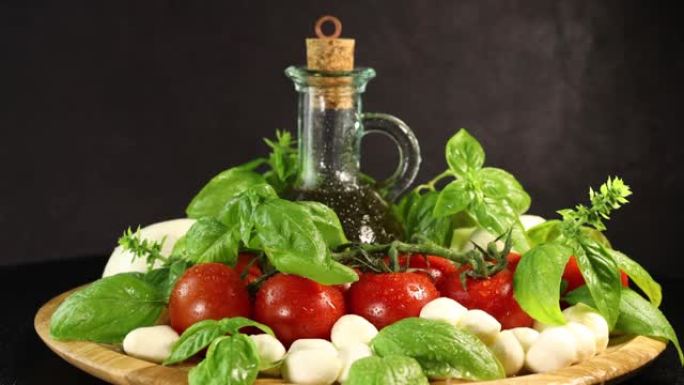 新鲜西红柿，罗勒叶，一瓶橄榄油和马苏里拉奶酪