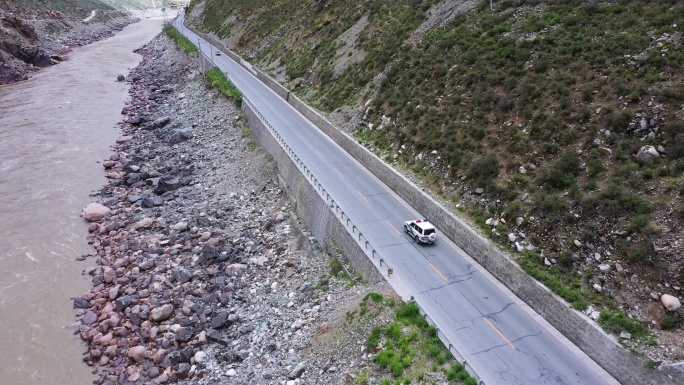 警车巡逻 车辆 路上 道路 县城 安全