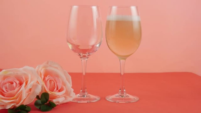 两杯玫瑰，香槟倾泻。节日，情人节，生日，婚礼。4K