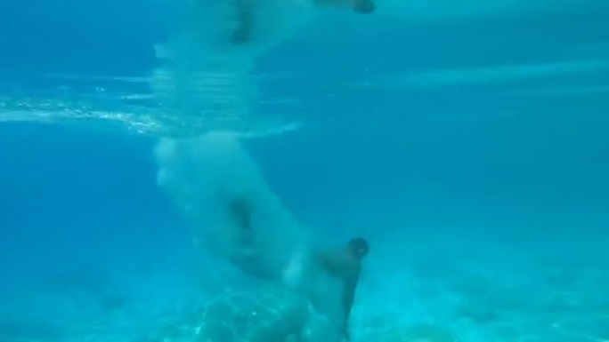 在扎金索斯希腊享受暑假时跳海游泳的男子的4k视频