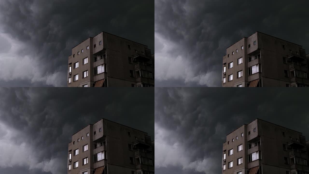 快速移动的喜怒无常的黑暗暴风云与强风在城市与建筑在一边。即将来临的风暴