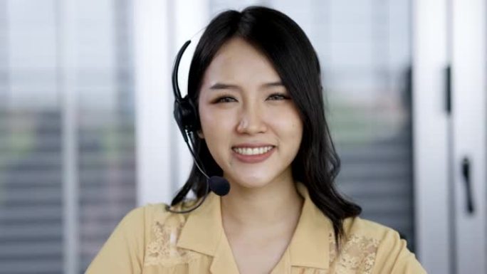 呼叫中心亚洲团队通过在线为客户佩戴耳机通话信息服务。集团服务运营商投资咨询商业金融对客户的服务意识。