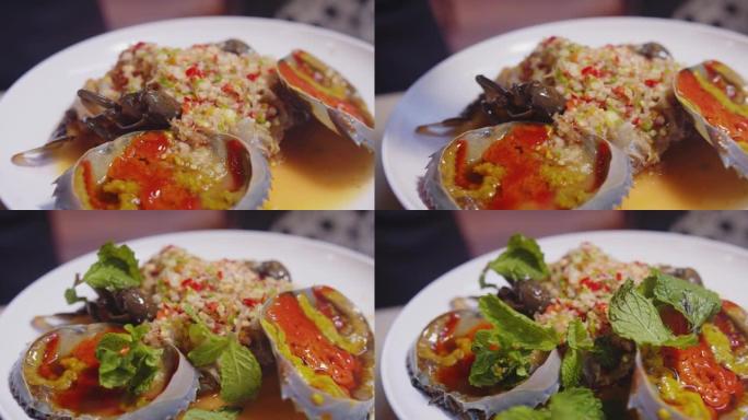 泰国厨房餐厅的特写新鲜多汁海鲜生腌蟹配鱼露和辛辣海鲜酱