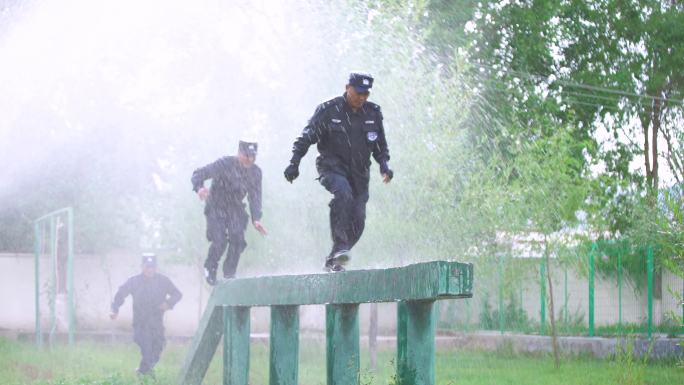 战斗精神 风雨训练 军训雨林训练磨练意志