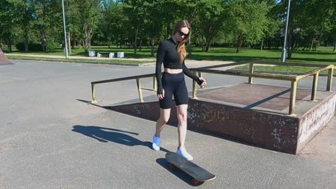 女孩学会骑滑板