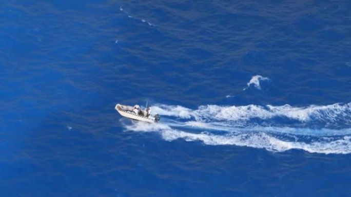 希腊扎金索斯的一艘快艇在蓝海旅行的4k视频鸟瞰图