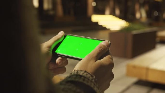 关闭年轻的商人手触摸智能手机上的绿屏。