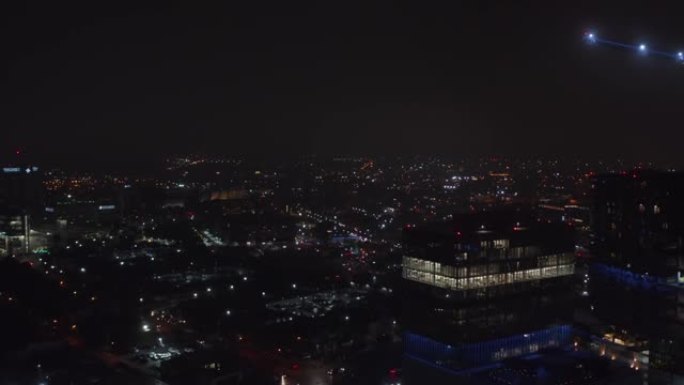 夜城的前锋揭示。用电灯照亮的街道和建筑物的鸟瞰图。美国德克萨斯州达拉斯