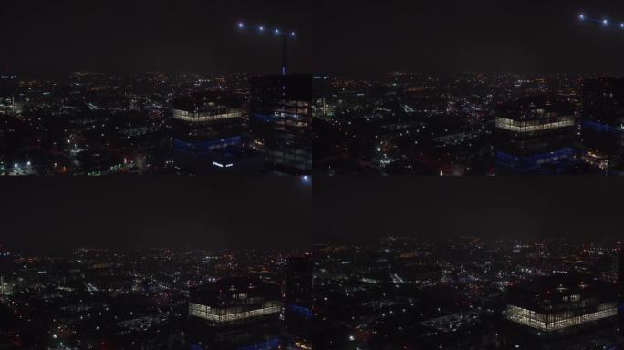 夜城的前锋揭示。用电灯照亮的街道和建筑物的鸟瞰图。美国德克萨斯州达拉斯