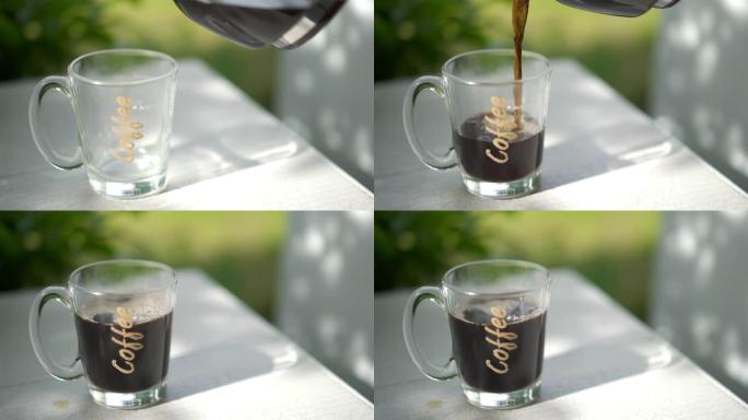 早上将热咖啡从玻璃壶倒入杯子中