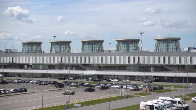 普尔科沃机场航站楼从街上看到门面，白天。俄罗斯，圣彼得堡