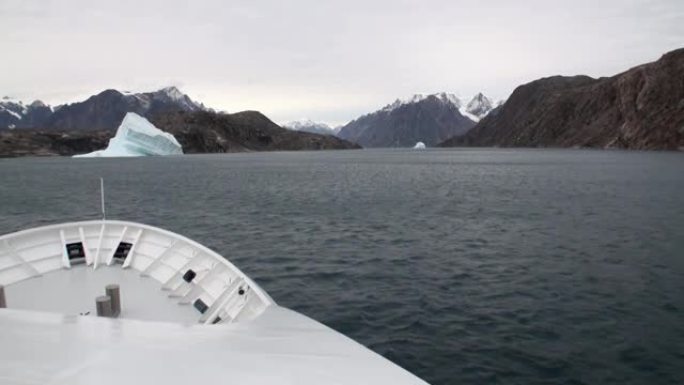 破冰船破冰前进。