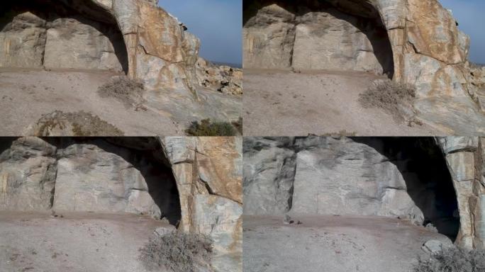 相机进入南非纳马人的一个古老洞穴的开放月