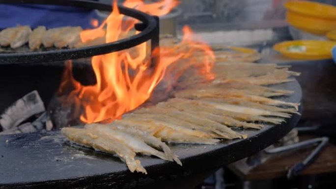 慢动作: 在美食节上用黑色烹饪欧洲臭鱼的过程