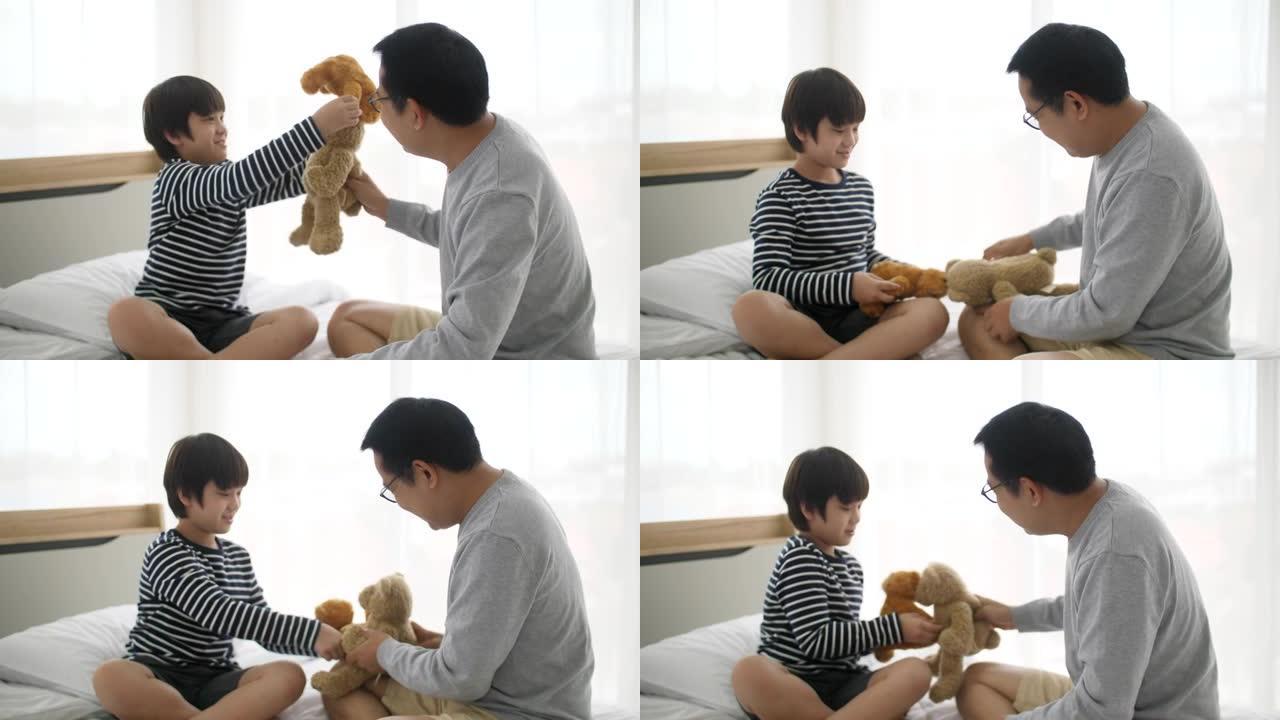 父子俩在床上玩泰迪熊打架