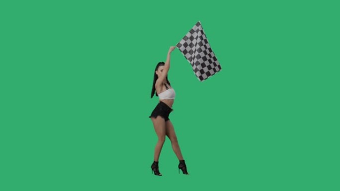 性感的黑发女人挥舞着黑白方格赛旗，标志着比赛开始。年轻女子在绿屏背景下摆出全长姿势。慢动作就绪，4k
