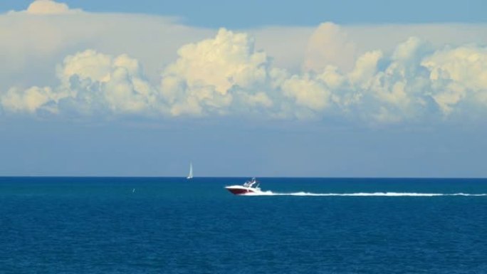 在美丽的云彩背景下的海上快艇