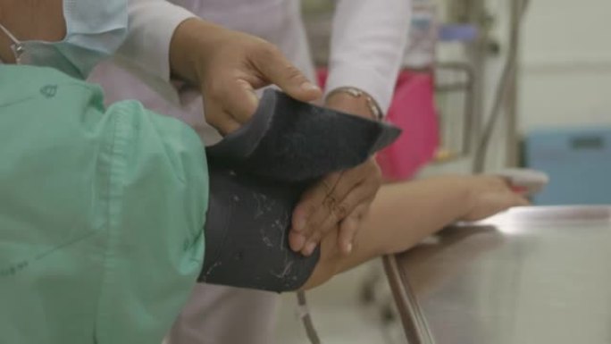 封闭护士收紧患者的上臂测量血压-库存视频