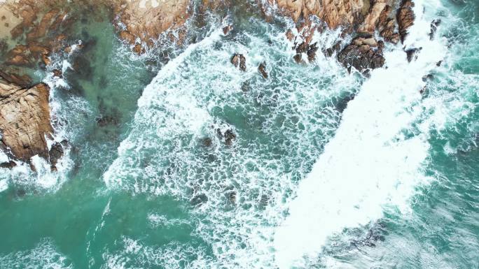 海浪拍打礁石大海浪花礁石