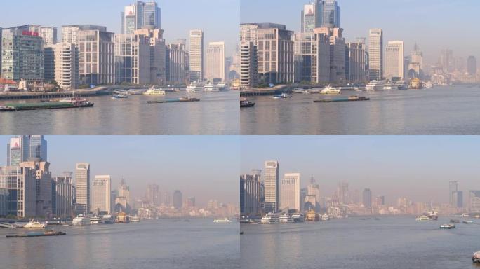 晴天外滩建筑背景的黄浦江上航行的货船，4k慢动作镜头，宽镜头b翻盘拍摄视频。