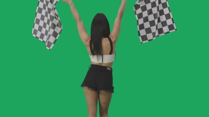 黑发挥舞着黑白方格赛车标志的后视图，标志着比赛开始。年轻女子在绿屏背景下摆姿势特写。慢动作就绪，4k