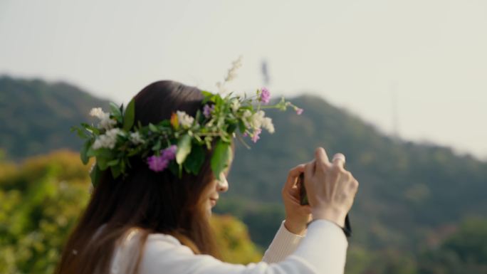 花环女孩拍照