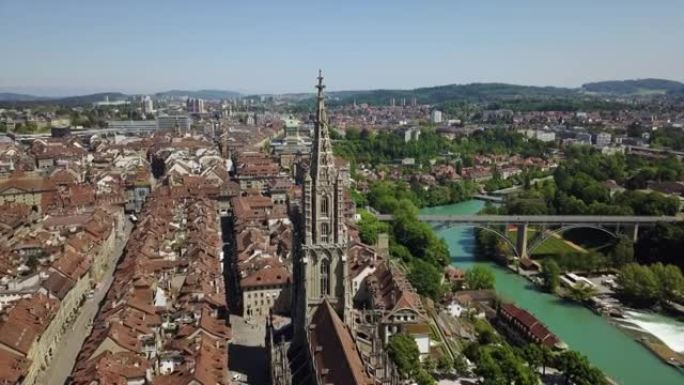 瑞士晴天伯尔尼城市景观河畔湾主教座堂塔空中全景4k
