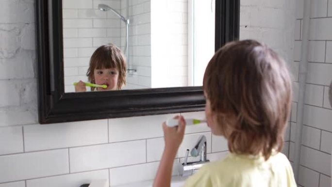 四岁男孩在白色浴室刷牙