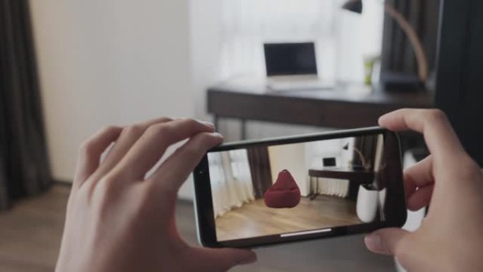 人手持数码平板手机带增强现实app模拟家居家具装修