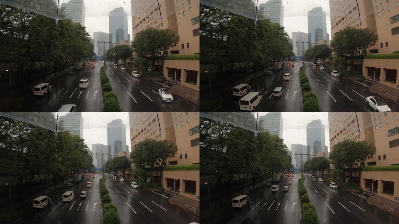 在下雨天，从城市的人行天桥上打伞看街道