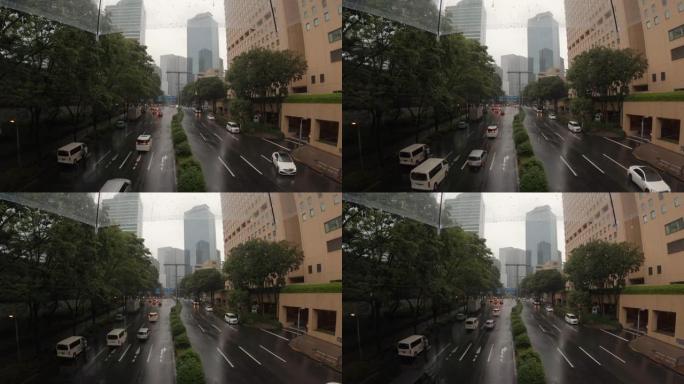 在下雨天，从城市的人行天桥上打伞看街道
